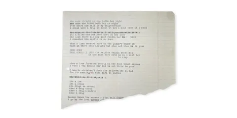 Paroles de chansons tapées à la machine sur papier déchiré.