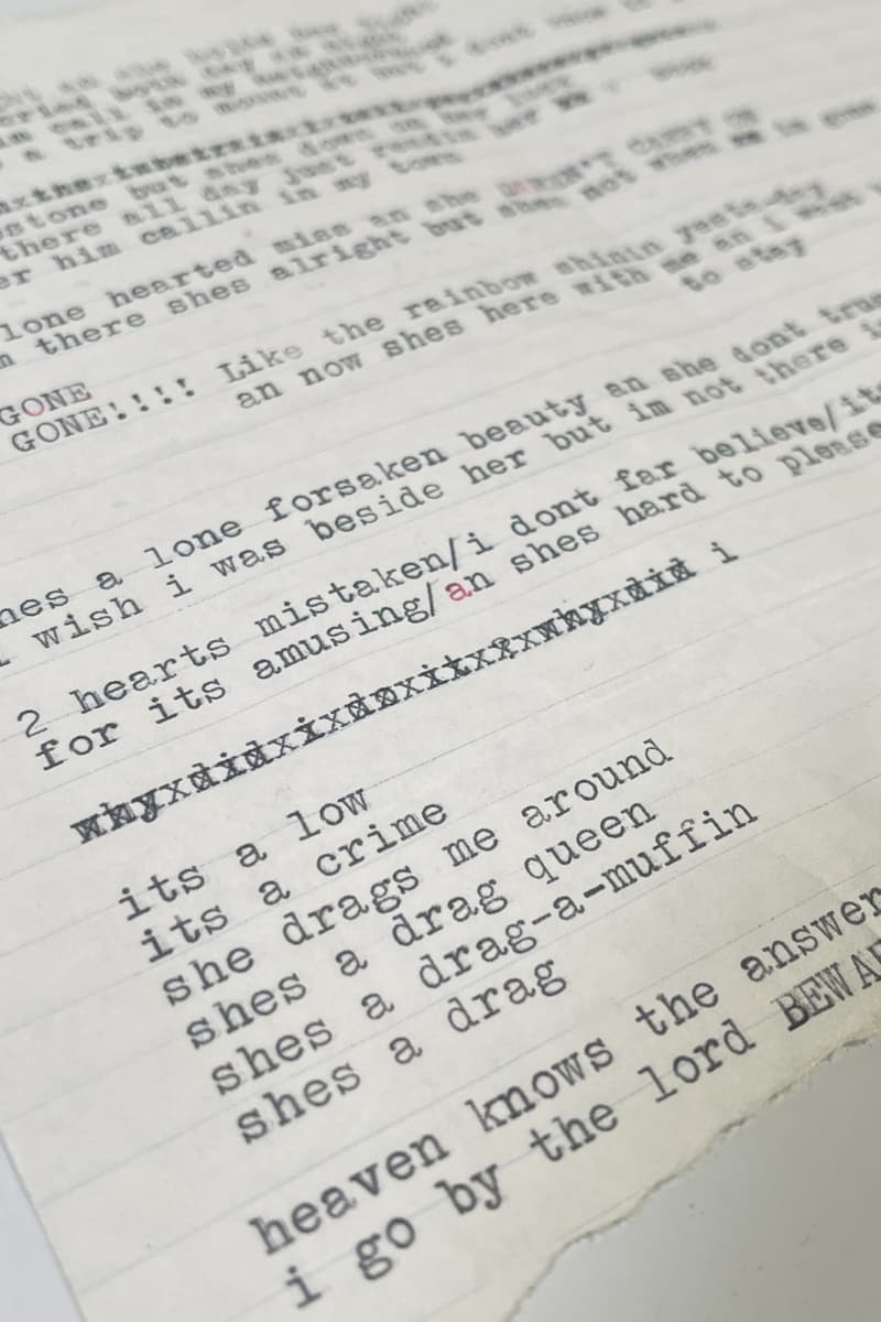 Texte dactylographié sur papier ligné avec mots en majuscules.