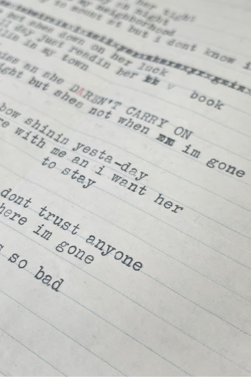 Page avec du texte manuscrit sur fond de papier ligné.