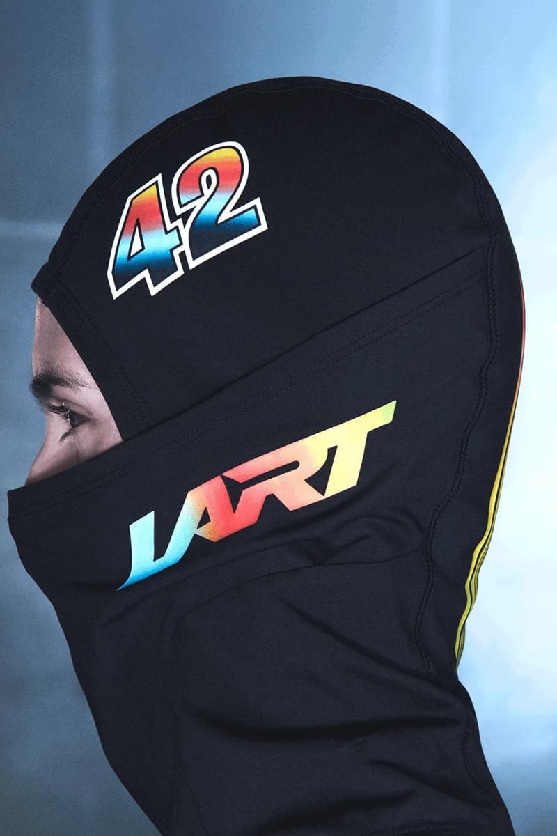 Homme avec cagoule noire, numéros colorés et logo ART