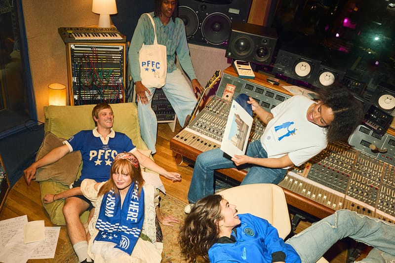 Groupe de jeunes dans un studio d'enregistrement avec des consoles audio.
