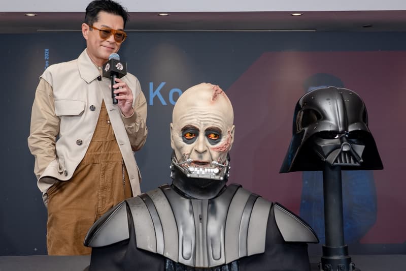 Homme avec des marionnettes de science-fiction.