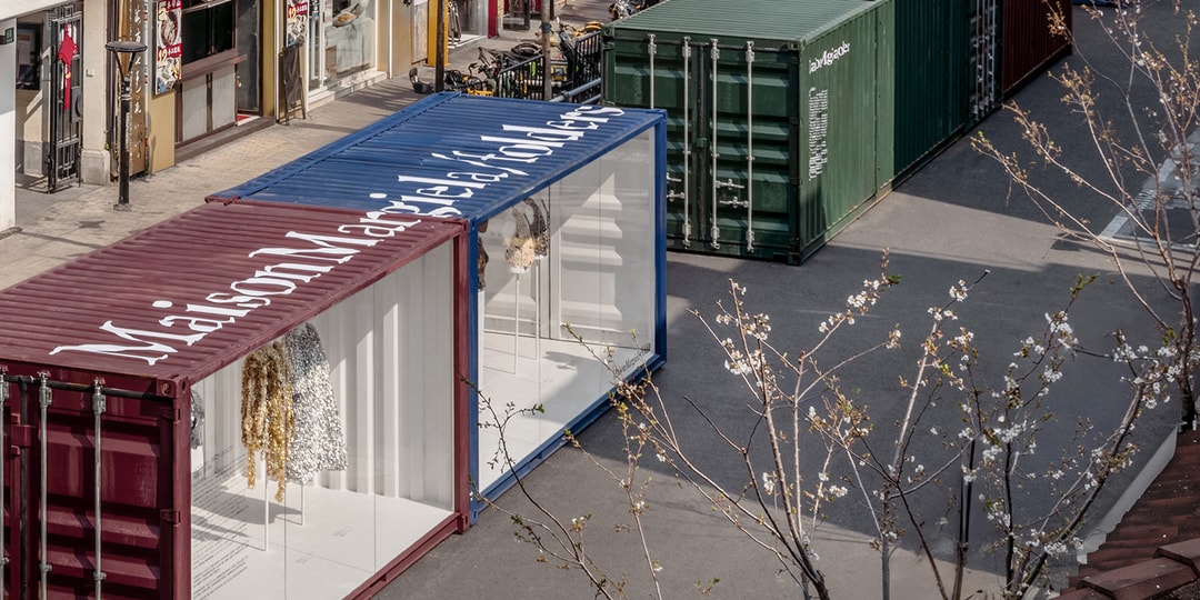 Conteneurs colorés transformés en vitrines sur une place.