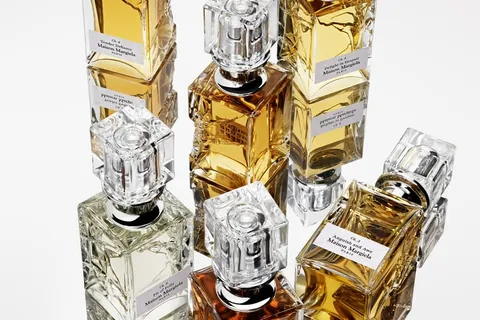 Bouteilles de parfum avec étiquettes Maison Margiela.
