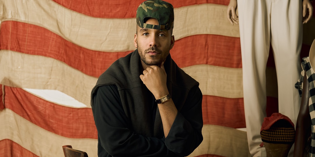 Homme avec casquette, fond drapeau rayé rouge et beige