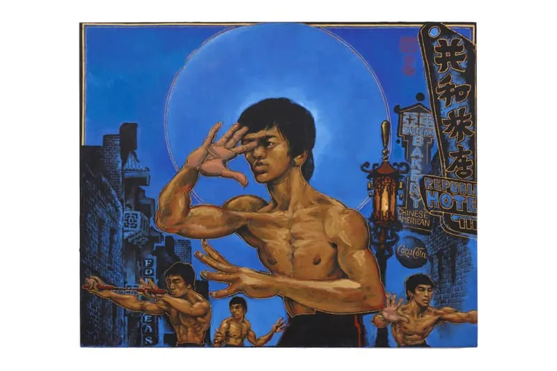 Homme musclé posant devant un fond urbain bleu avec enseignes chinoises.