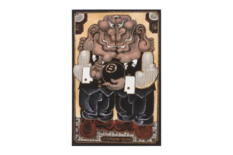 Figure surréaliste avec grandes chaussures et manteau sombre