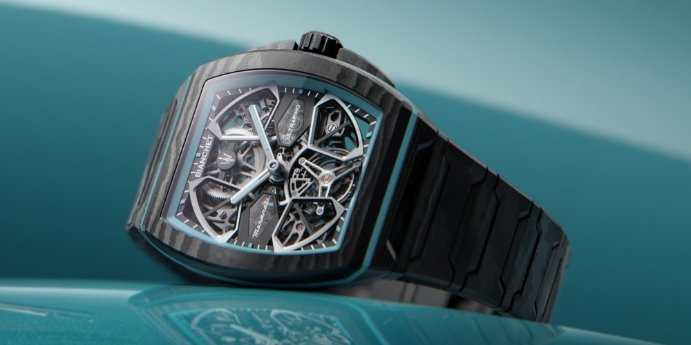 Montre squelette noire et argentée sur fond turquoise