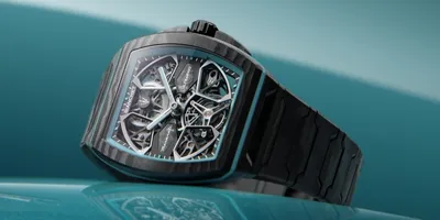 Montre squelette noire et argentée sur fond turquoise