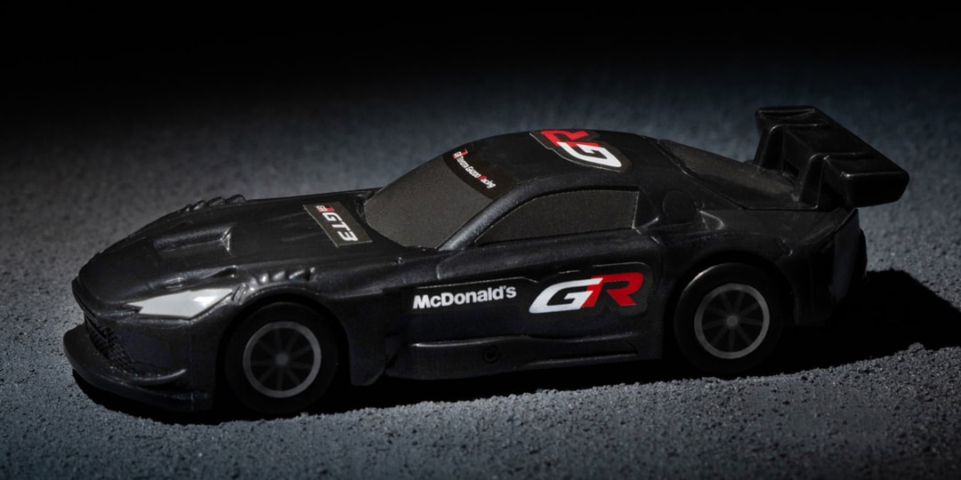 Voiture miniature noire avec logos Toyota et McDonald's.