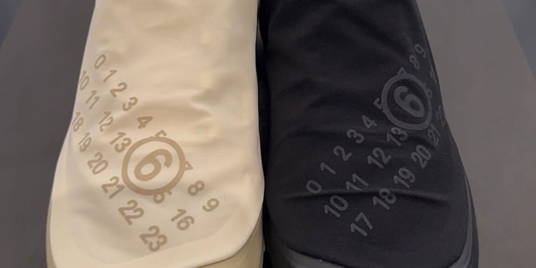 Deux chaussures avec des chiffres en cercles imprimés.