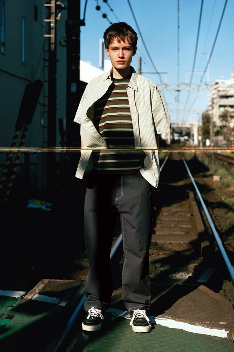 Personne sur une voie ferrée, tenue décontractée.