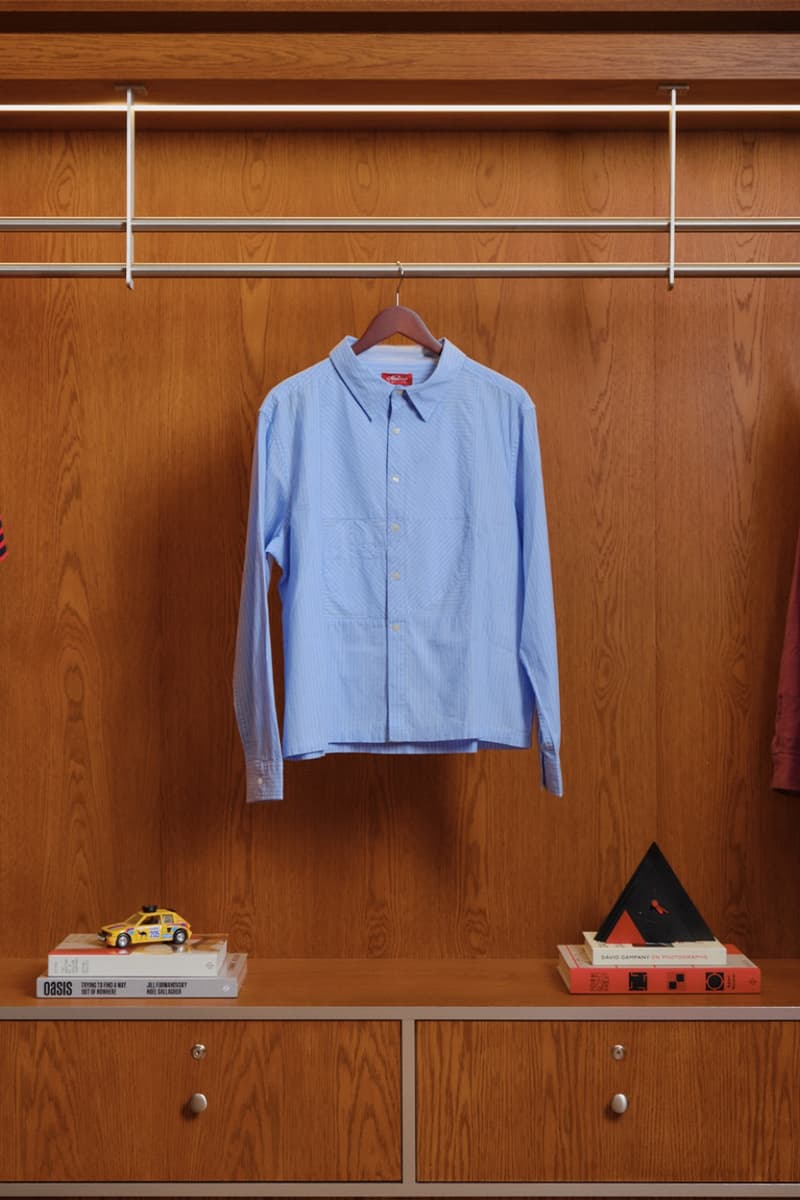 Chemise bleue suspendue dans une armoire ouverte avec étagères.