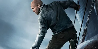 Homme en blouson sur une corde, arrière-plan gris dramatique.