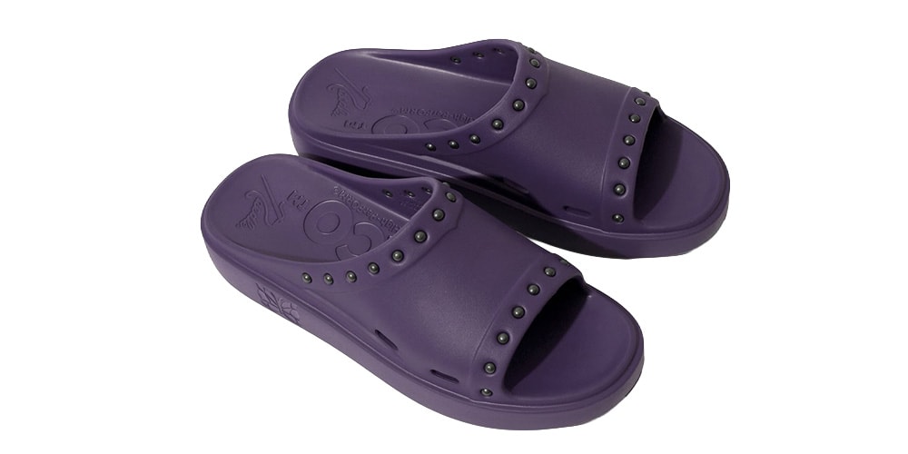 Sandales violettes à semelle épaisse et clous.