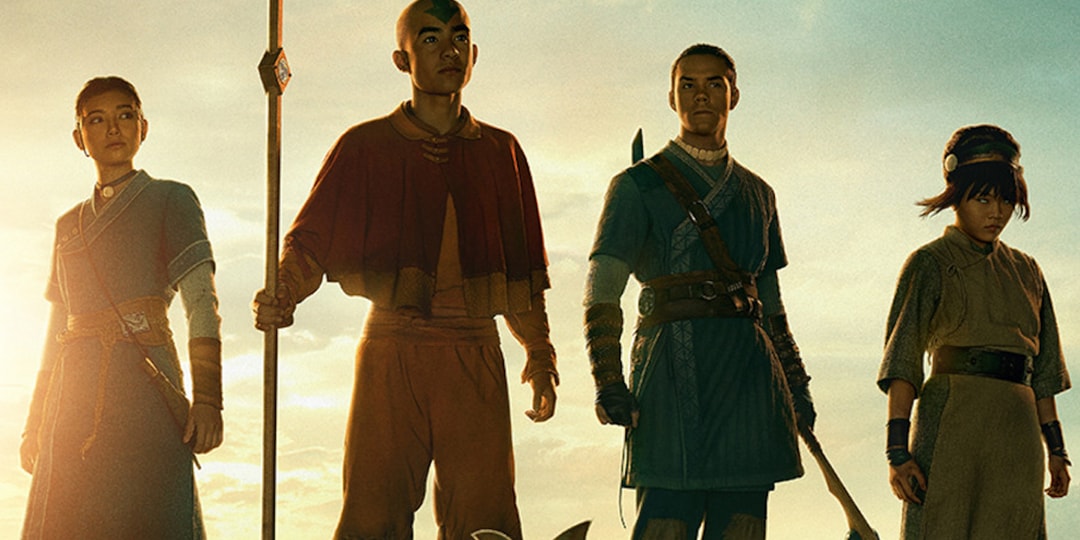 Quatre personnages debout avec des vêtements de style asiatique ancien.