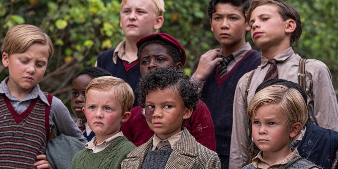 Groupe d'enfants en vêtements rétro, regards sérieux.