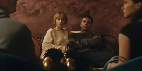 Des gens assis sur un canapé dans un salon élégant.