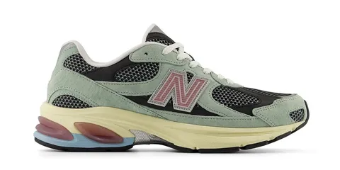 Chaussure de sport New Balance avec détails colorés.