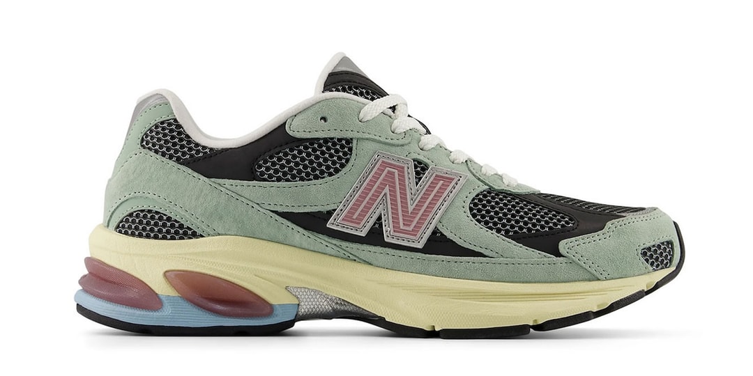 Chaussure de sport New Balance avec détails colorés.