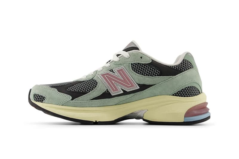 Chaussure New Balance verte, noir et crème vue de côté