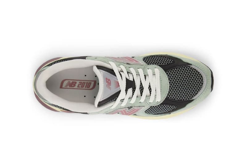 Vue de dessus d'une basket New Balance 2010.