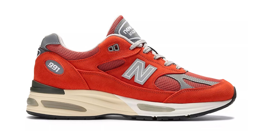 Chaussure de sport New Balance 991 rouge et grise de côté.