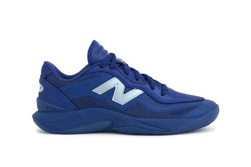 Chaussure New Balance bleue avec logo sur le côté, semelle épaisse.