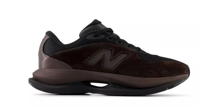 Chaussure de sport New Balance marron et noire, vue de côté.