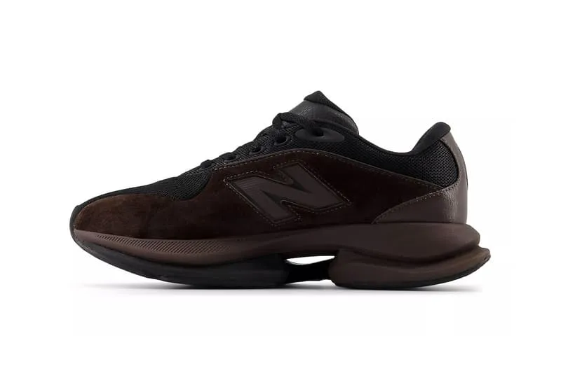 Chaussure New Balance noire et marron sur fond blanc.