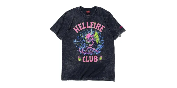 T-shirt noir avec design coloré 'Hellfire Club'.
