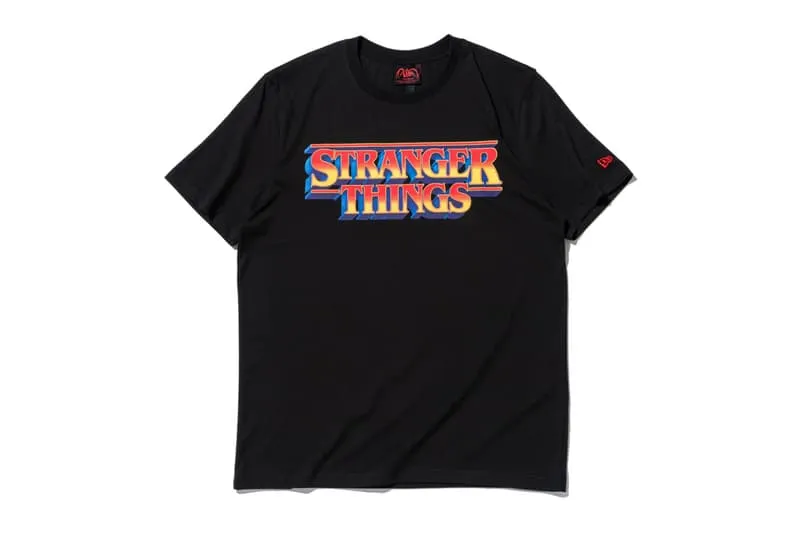 T-shirt noir avec logo Stranger Things coloré.