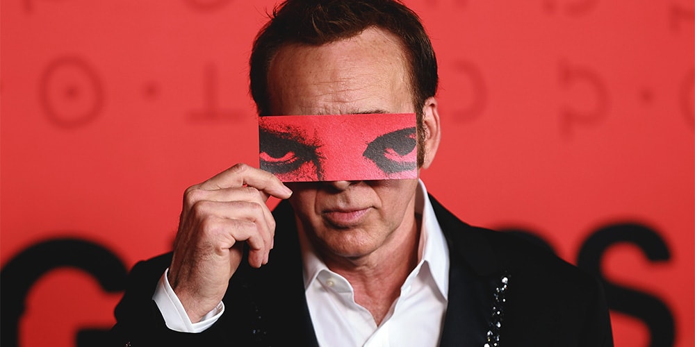 Homme cachant ses yeux avec une carte aux yeux rouges