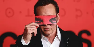 Homme cachant ses yeux avec une carte aux yeux rouges