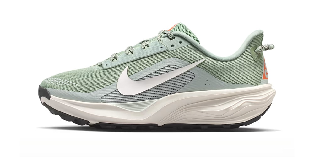 Chaussure de sport verte avec logo blanc et semelle épaisse.