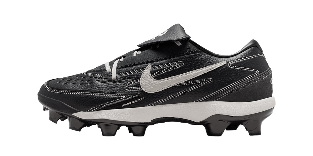 Chaussure de football noire avec logo blanc et crampons