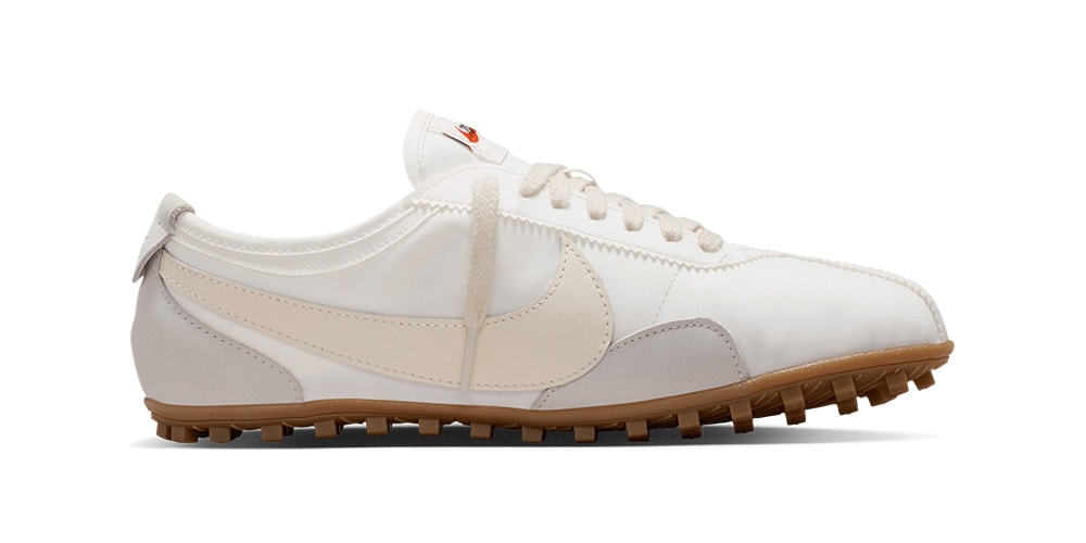 Chaussure Nike blanche avec semelle en caoutchouc brune, vue latérale.