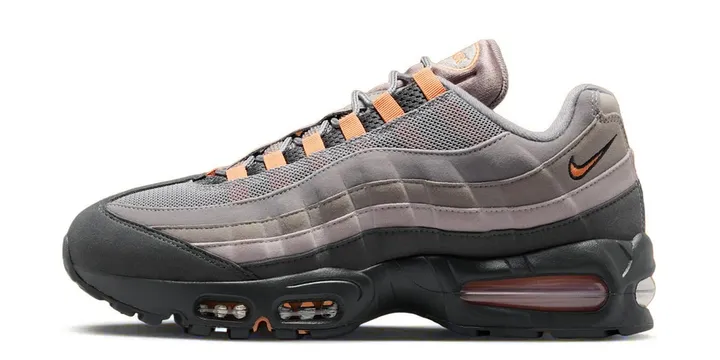 Chaussure de sport Nike Air Max 95 en gris et orange.