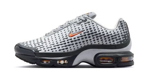 Chaussure de sport Nike gris et orange avec semelle amortissante.