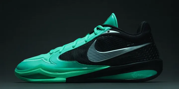 Chaussure Nike verte et noire avec logo Swoosh argenté.