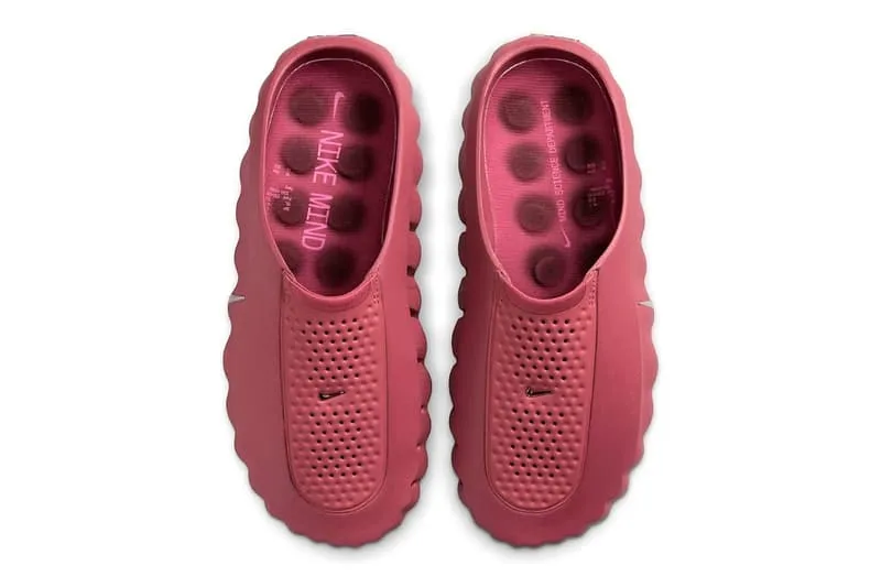 Paire de chaussures rouges avec semelle coussinée et logo Nike visible.