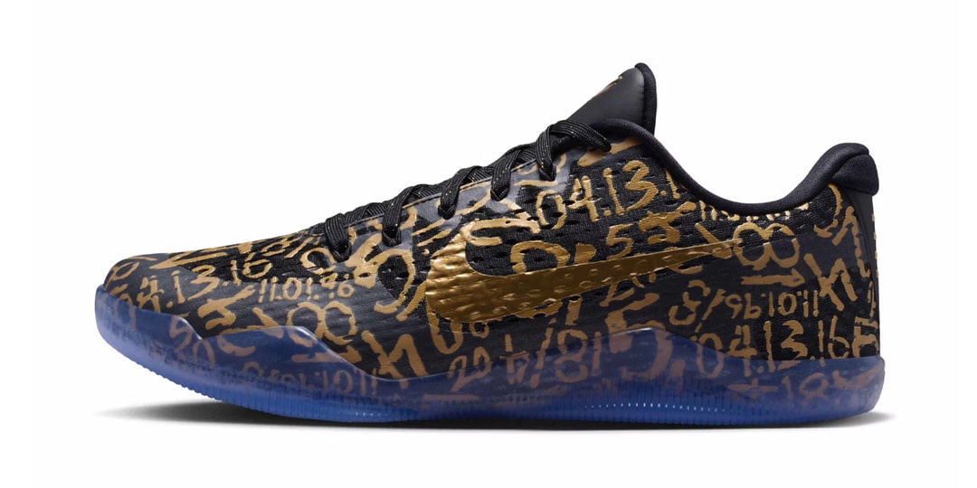 Chaussure noire avec chiffres dorés et semelle bleue.