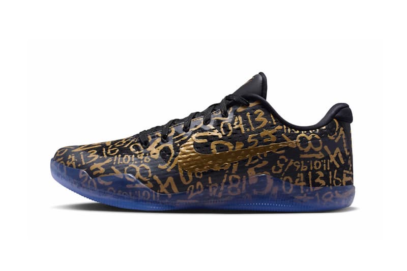 Chaussure avec motif de chiffres dorés sur fond noir et semelle bleue.