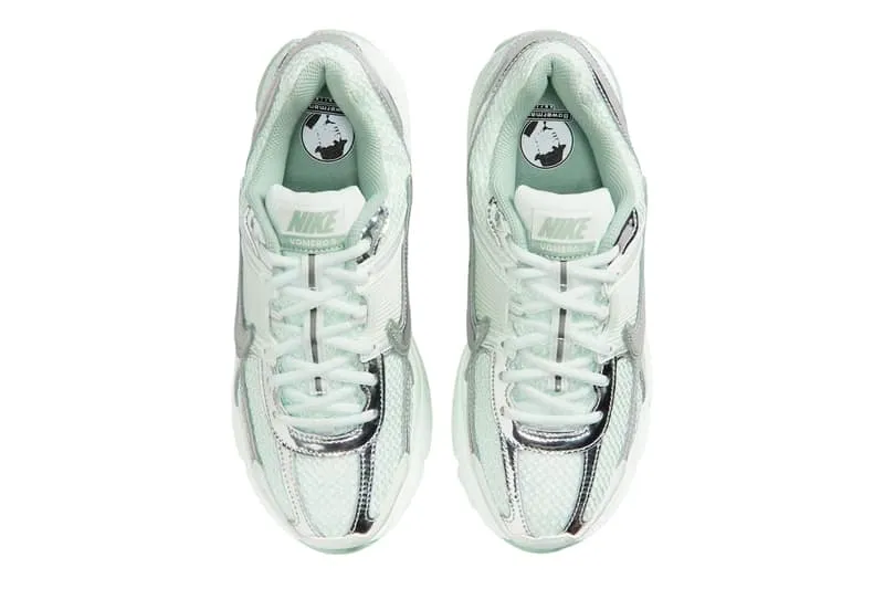 Paire de baskets Nike vert menthe et argentées, vue de dessus.