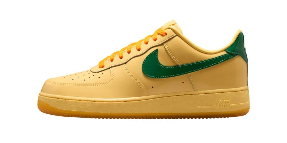 Chaussure Nike jaune avec logo vert et semelle marron.