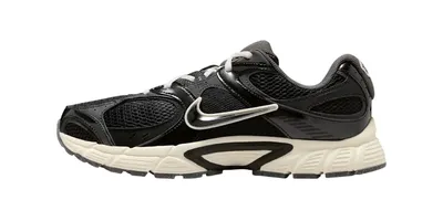 Chaussure noire et blanche avec logo argenté sur le côté, style sportif.