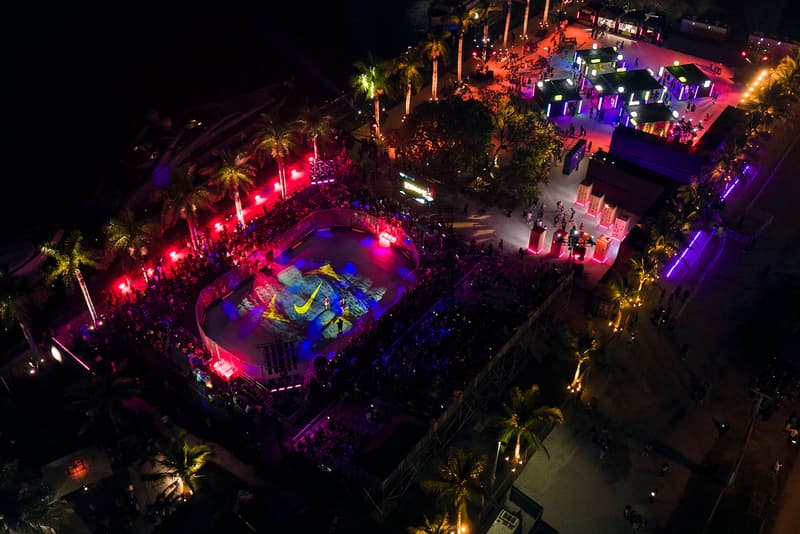 Vue nocturne d'un événement extérieur éclairé par des lumières colorées