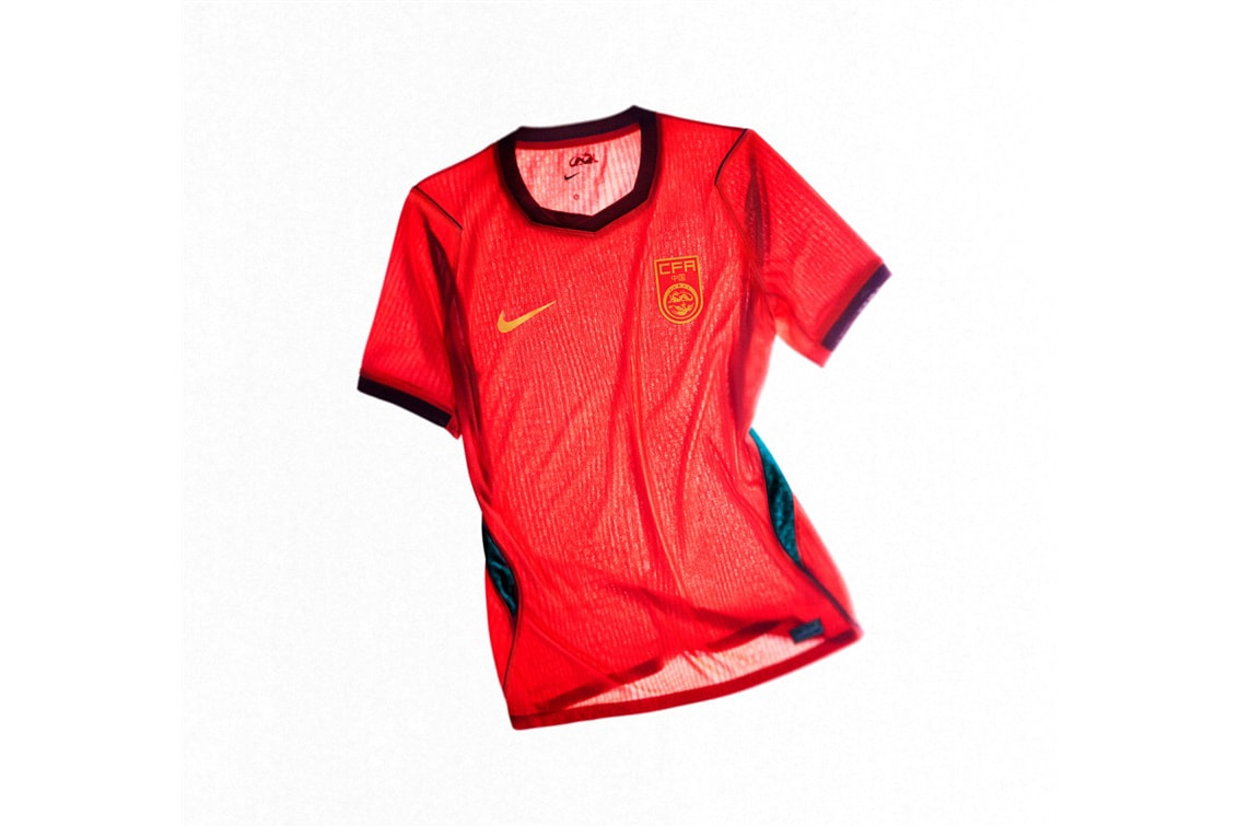 Maillot de football rouge avec logo CFA et swoosh jaune