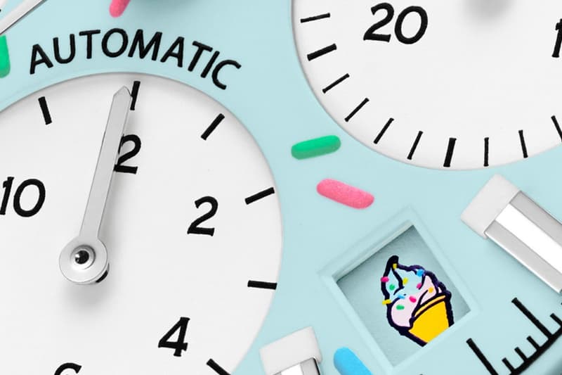 Gros plan d'une montre avec motif de glace.