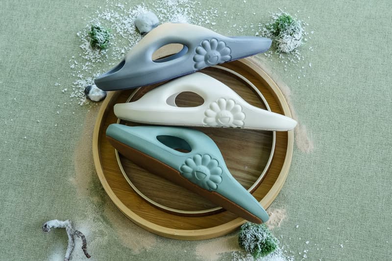 Trois paires de chaussures sur un plateau en bois avec neige décorative.